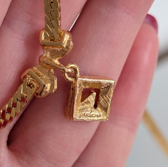 ❌ SOLD ❌ Givenchy rhinestone G gold necklace with ribbon - Picture 7 of 12